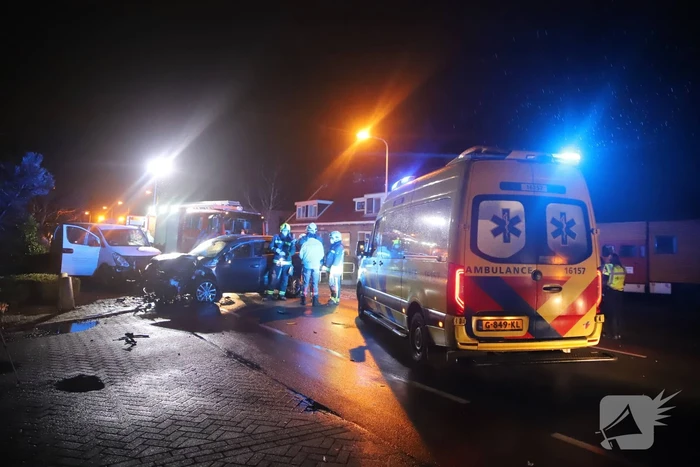 Frontale botsing tussen drie voertuigen