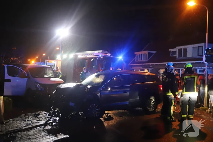 Frontale botsing tussen drie voertuigen