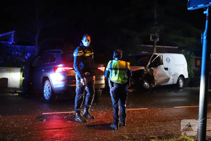 Frontale botsing tussen drie voertuigen