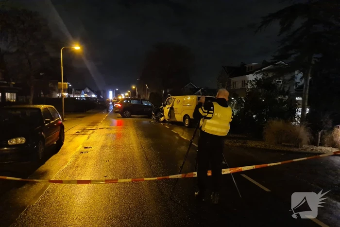 Frontale botsing tussen drie voertuigen