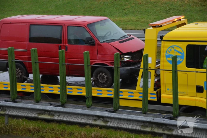 Bus rijdt tegen vangrail