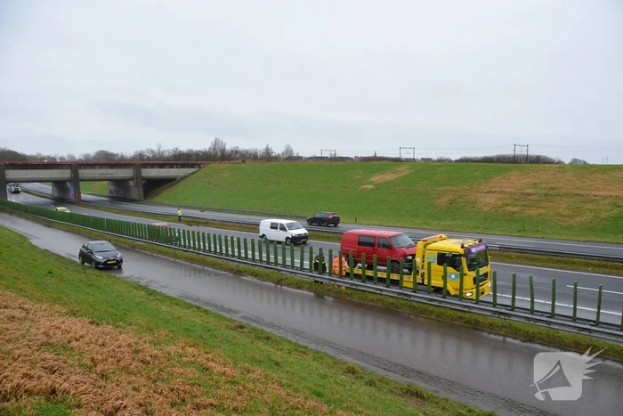 Bus rijdt tegen vangrail