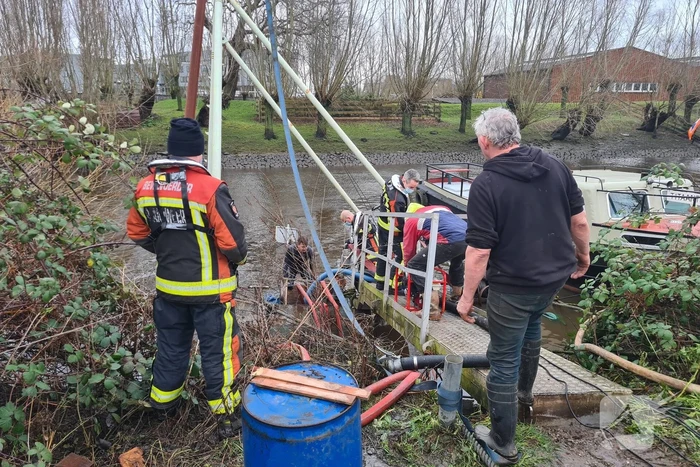 Brandweer helpt met het leegpompen van oud ponton