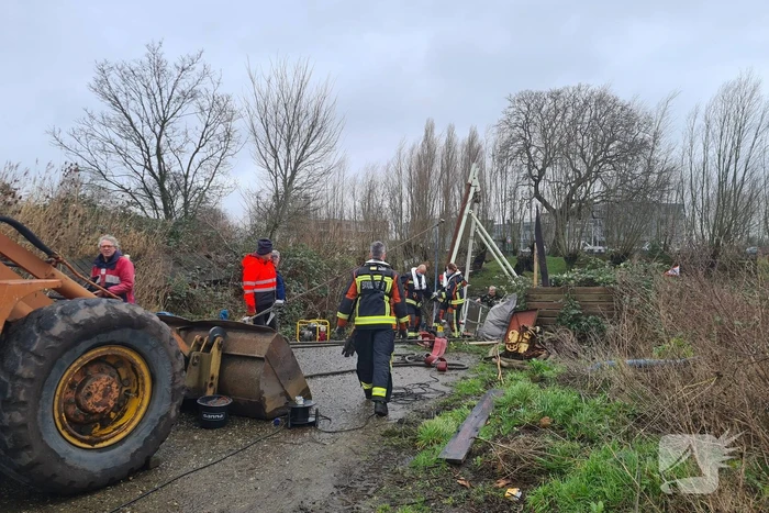 Brandweer helpt met het leegpompen van oud ponton
