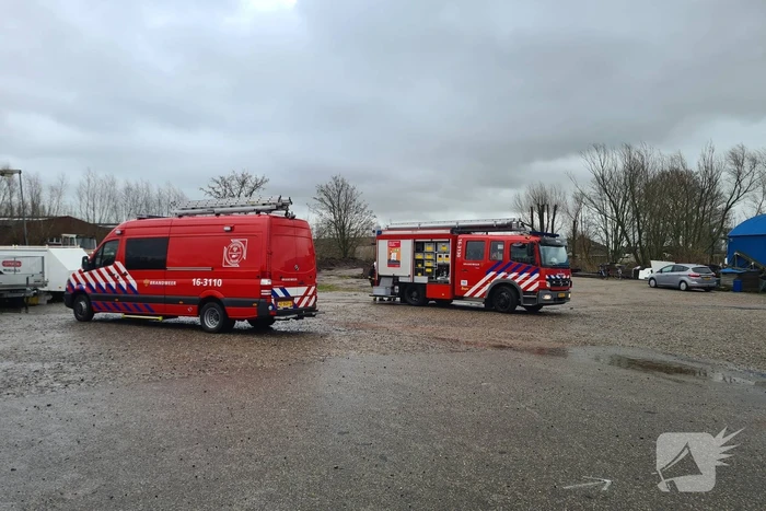 Brandweer helpt met het leegpompen van oud ponton