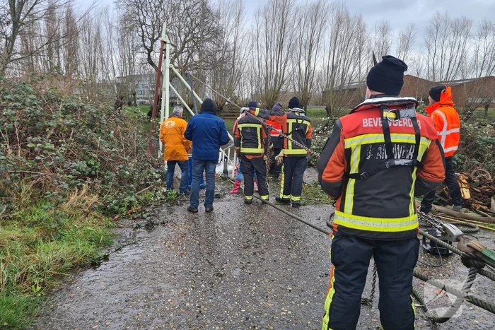 Brandweer helpt met het leegpompen van oud ponton