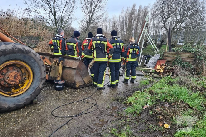 Brandweer helpt met het leegpompen van oud ponton