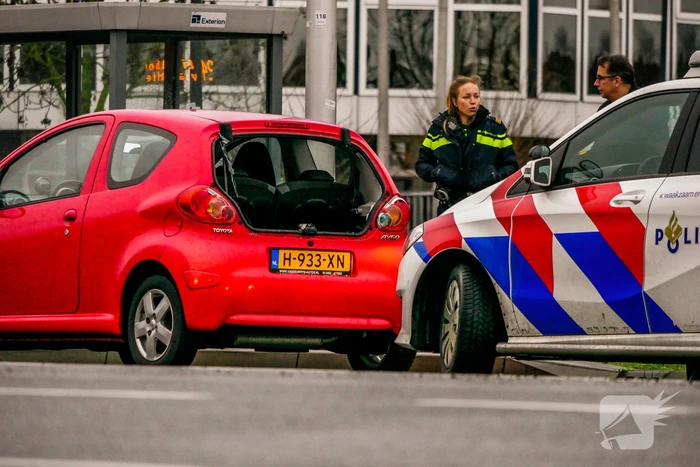 Lijnbus botst op personenauto