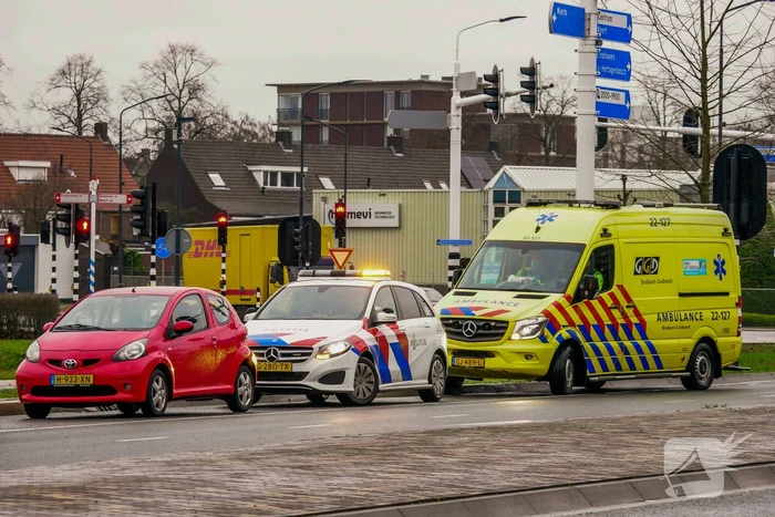 Lijnbus botst op personenauto