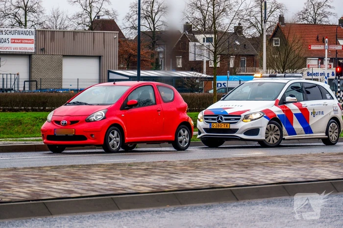 Lijnbus botst op personenauto