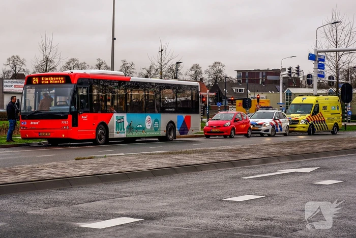 Lijnbus botst op personenauto
