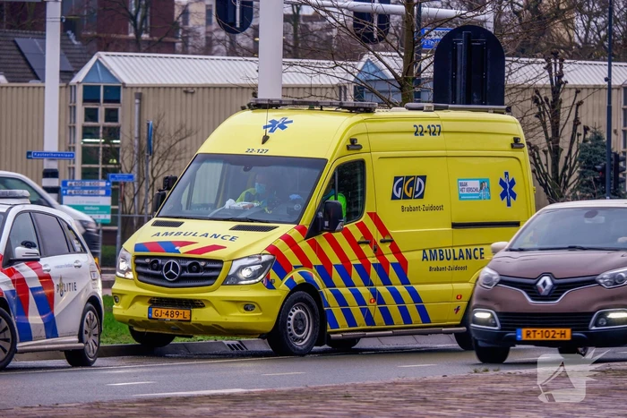 Lijnbus botst op personenauto