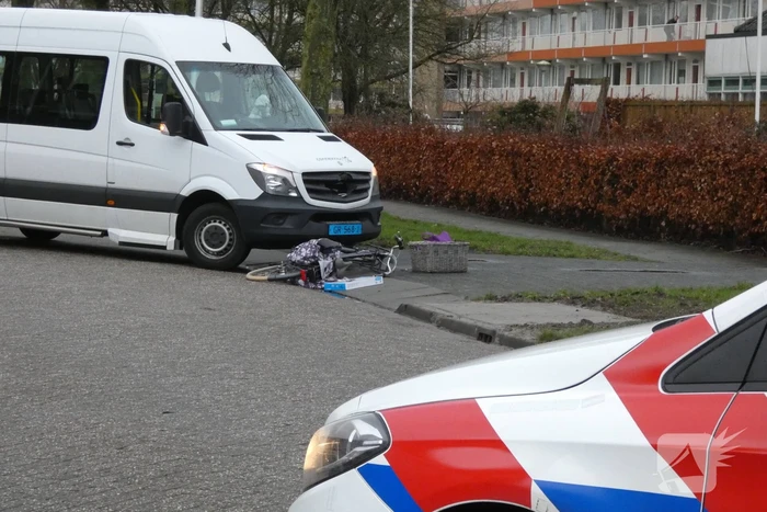 Taxibus rijdt fietser aan