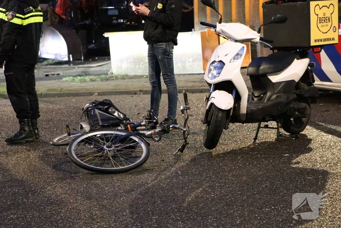 Ongeval tussen bezorgscooter en fietster