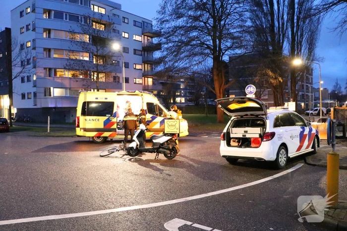 Ongeval tussen bezorgscooter en fietster