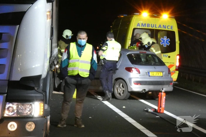 Botsing tussen auto en vrachtwagen