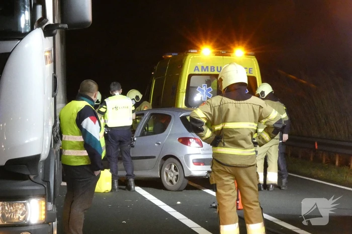 Botsing tussen auto en vrachtwagen