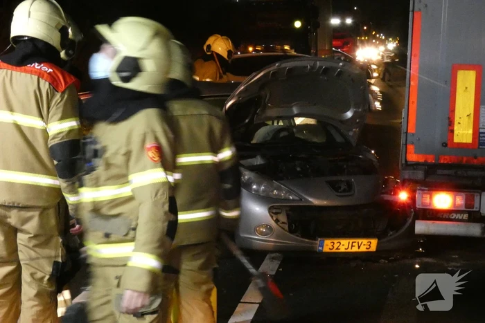 Botsing tussen auto en vrachtwagen