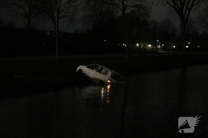 Auto geëindigd in het water