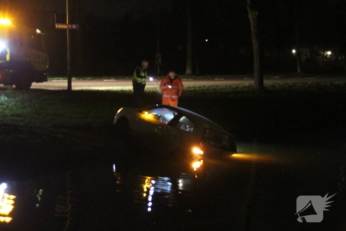 Auto geëindigd in het water