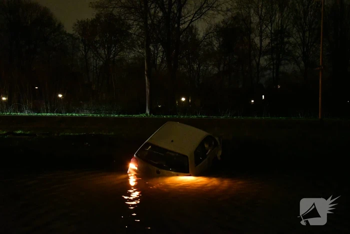 Auto geëindigd in het water