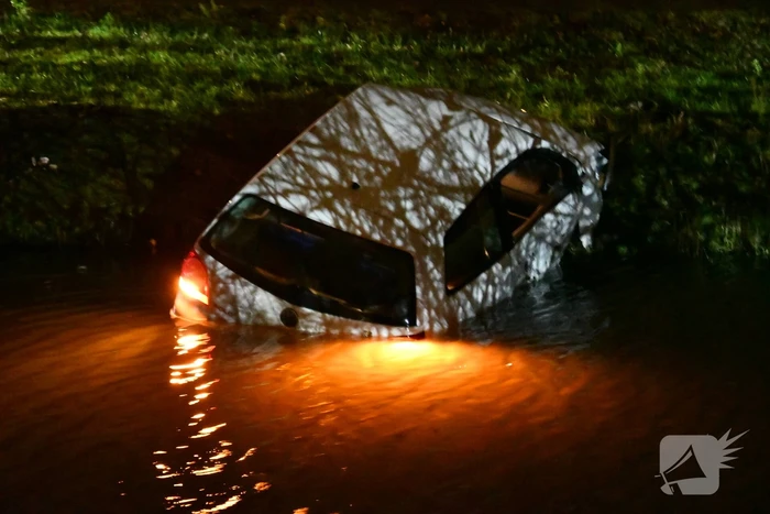 Auto geëindigd in het water