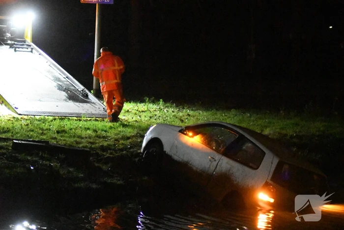 Auto geëindigd in het water