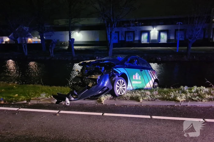 Automobilist botst met voertuig op verkeerspaal