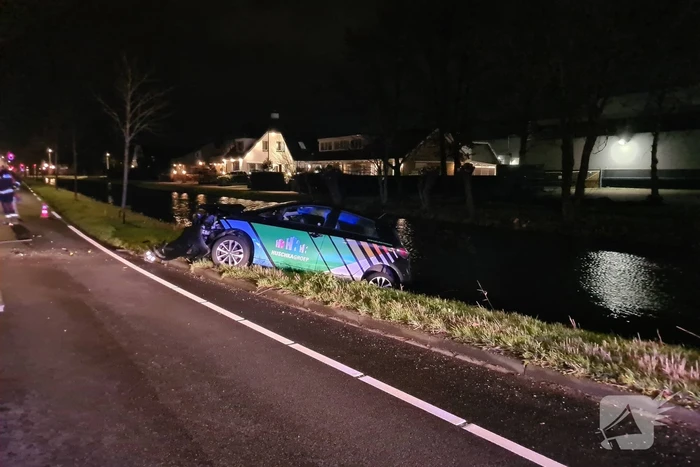 Automobilist botst met voertuig op verkeerspaal