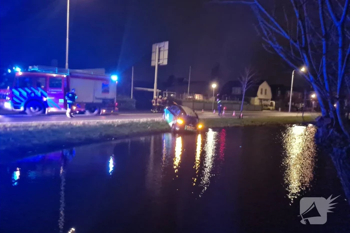Automobilist botst met voertuig op verkeerspaal
