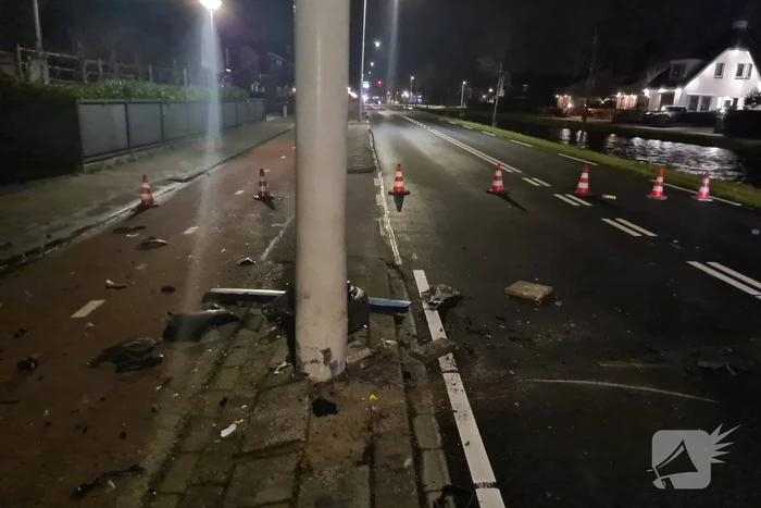 Automobilist botst met voertuig op verkeerspaal