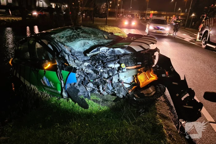 Automobilist botst met voertuig op verkeerspaal