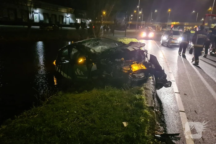 Automobilist botst met voertuig op verkeerspaal