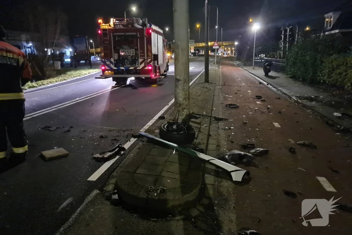 Automobilist botst met voertuig op verkeerspaal