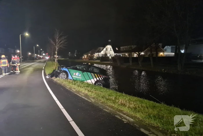 Automobilist botst met voertuig op verkeerspaal