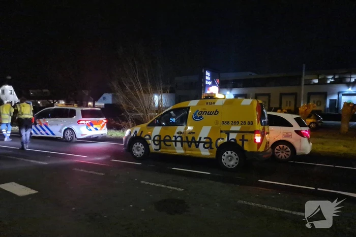 Automobilist botst met voertuig op verkeerspaal