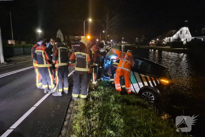 Automobilist botst met voertuig op verkeerspaal