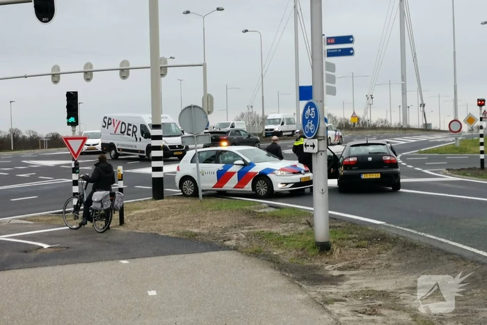 Twee personenauto's botsen op kruising
