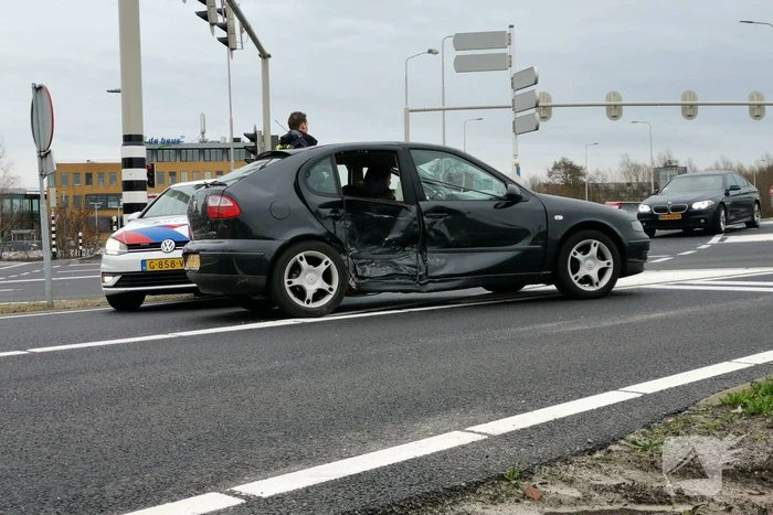 Twee personenauto's botsen op kruising