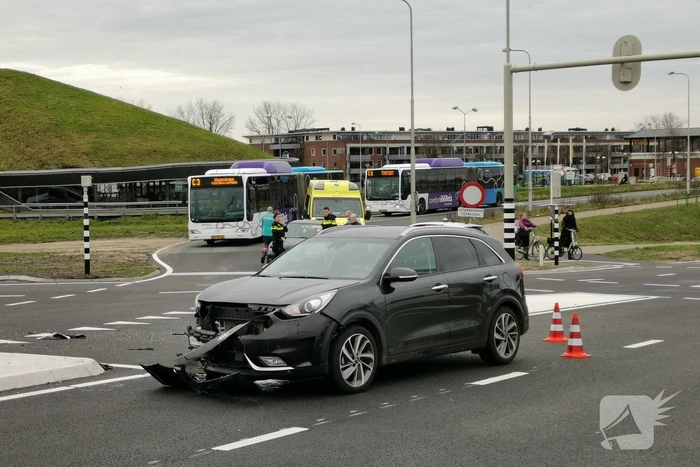 Twee personenauto's botsen op kruising