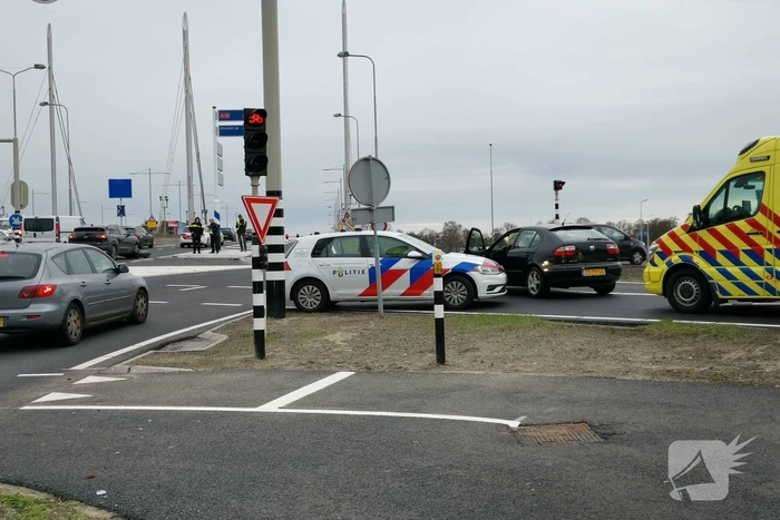 Twee personenauto's botsen op kruising