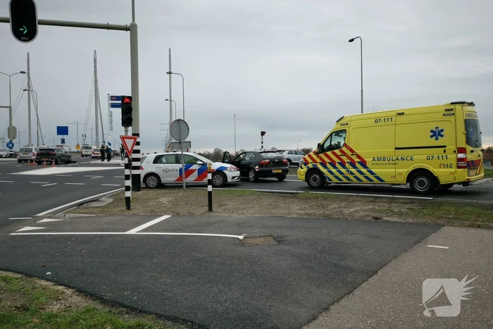 Twee personenauto's botsen op kruising