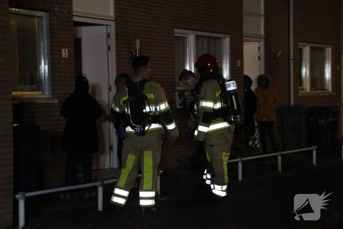 Brandweer blust brand in woning