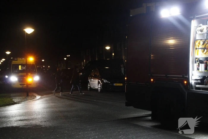 Brandweer blust brand in woning