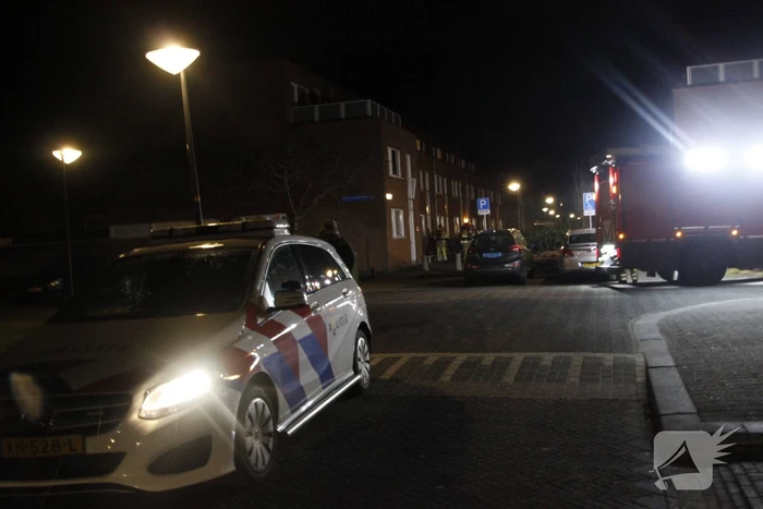 Brandweer blust brand in woning