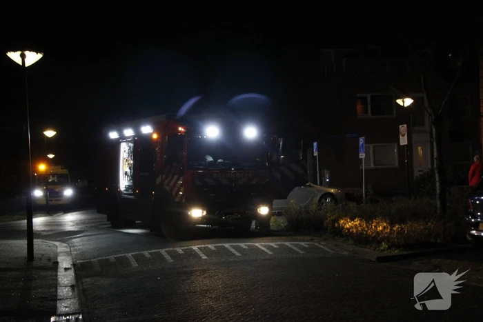 Brandweer blust brand in woning