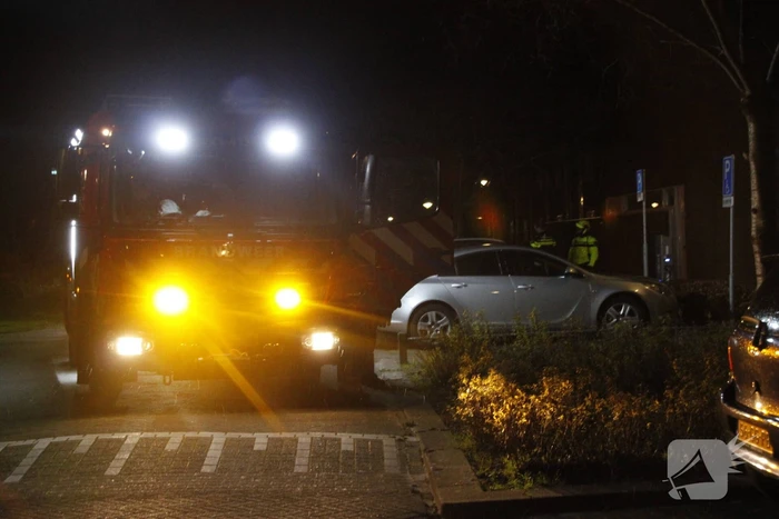 Brandweer blust brand in woning