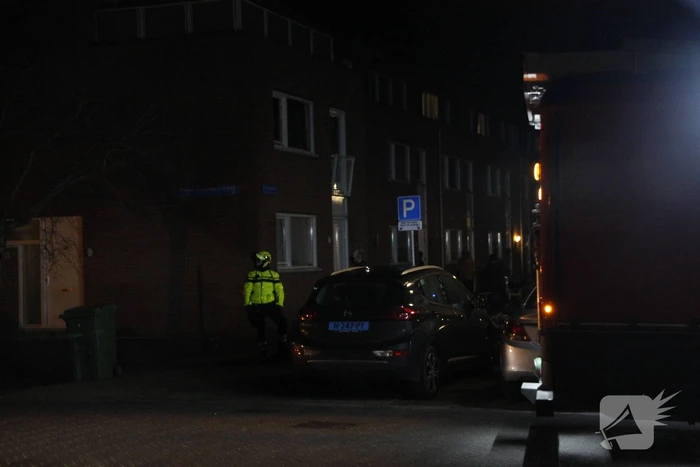 Brandweer blust brand in woning