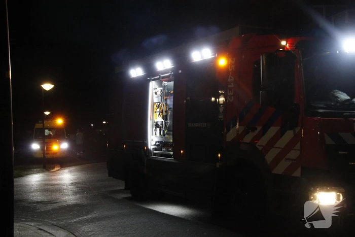 Brandweer blust brand in woning