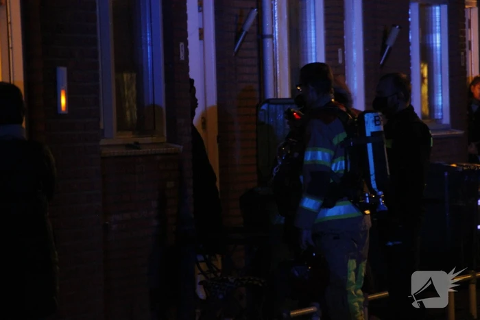 Brandweer blust brand in woning